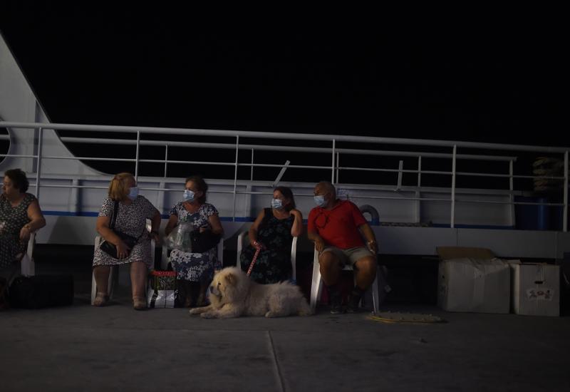 Sedmi dan pakla u Grčkoj: Mještani noć proveli na plaži i brodovima